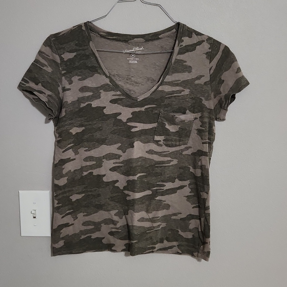 Universal Thread Womans Camo Print V-neck Short Sleeve Top Sz XS